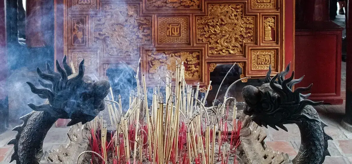 Lư hương trước Văn Miếu Hà Nội