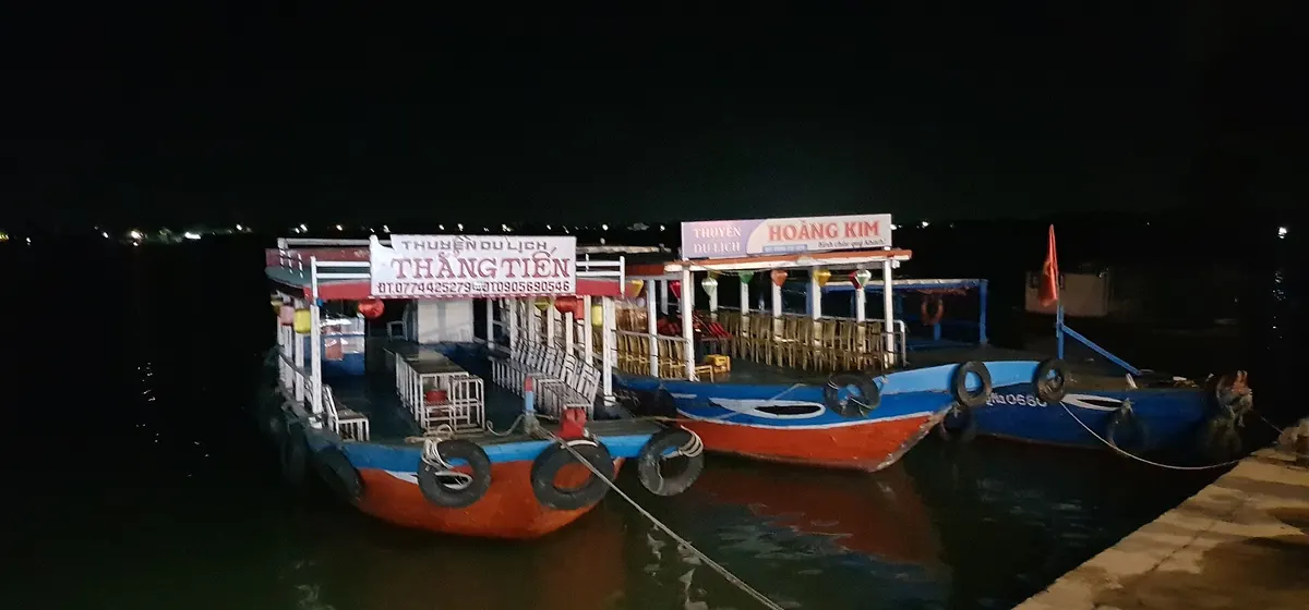Thuyền và đèn ở Hội An về đêm